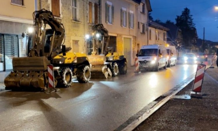 réglage des trottoirs et alimention d'un mini finisseur en enrobé